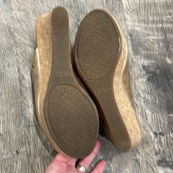 Ugg womens open toe wedges, Size 8, beautiful metallic gold - Picture 5 of 5